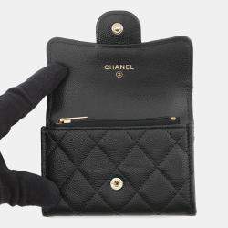 مملوكة مسبقًا شنطة بطاقات شانييل كلاسيكية قلاب جلد الكافيار الأسود