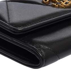مملوكة مسبقًا Chanel Black Quilted Leather Chanel 19 Flap Wallet