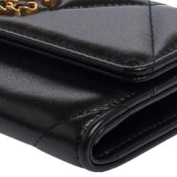 مملوكة مسبقًا Chanel Black Quilted Leather Chanel 19 Flap Wallet