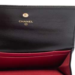 مملوكة مسبقًا Chanel Black Quilted Leather Chanel 19 Flap Wallet