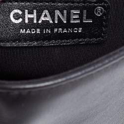 مملوكة مسبقًا حقيبة شانيل ايليمنتري شيك لوريكس وجلد مبطن أسود بقلاب