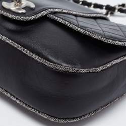 مملوكة �مسبقًا حقيبة شانيل ايليمنتري شيك لوريكس وجلد مبطن أسود بقلاب