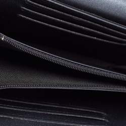 مملوكة مسبقًا محفظة بسلسلة شانيل جلد أزرق كحلي مبطن مزخرفة لؤلؤ