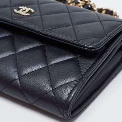 مملوكة مسبقًا محفظة بسلسلة شانيل جلد أزرق كحلي مبطن مزخرفة لؤلؤ