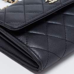 مملوكة مسبقًا محفظة بسلسلة شانيل جلد أزرق كحلي مبطن مزخرفة لؤلؤ