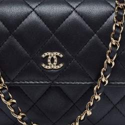 مملوكة مسبقًا محفظة بسلسلة شانيل جلد أزرق كحلي مبطن مزخرفة لؤلؤ