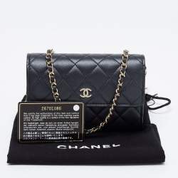 مملوكة مسبقًا محفظة بسلسلة شانيل جلد أزرق كحلي مبطن مزخرفة لؤلؤ