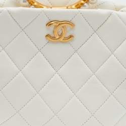 مملوكة مسبقًا Chanel White Quilted Leather Pearl Crown Clutch Bag