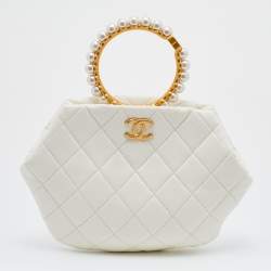 مملوكة مسبقًا Chanel White Quilted Leather Pearl Crown Clutch Bag