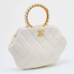 مملوكة مسبقًا Chanel White Quilted Leather Pearl Crown Clutch Bag