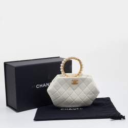مملوكة مسبقًا Chanel White Quilted Leather Pearl Crown Clutch Bag