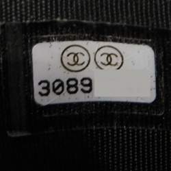 مملوكة مسبقًا Chanel Black Quilted Leather Chanel 19 Card Holder