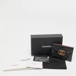مملوكة مسبقًا Chanel Black Quilted Leather Chanel 19 Card Holder