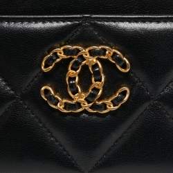 مملوكة مسبقًا Chanel Black Quilted Leather Chanel 19 Card Holder