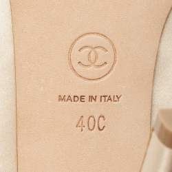Pre Owned Chanel Beige Satin Pearl Embellished CC Cap Toe Pumps Size 40