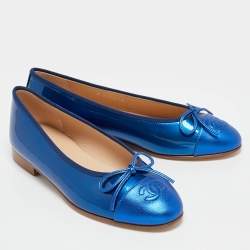 Pre Owned Chanel Blue Patent and Leather CC Cap Toe Bow Ballet Flats Size 35.5