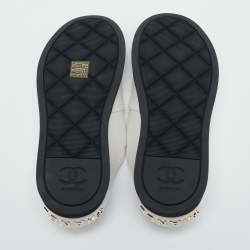 مملوكة مسبقًا Chanel White/Black Leather Cap Toe CC Mules Size 39.5