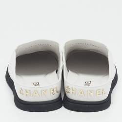 مملوكة مسبقًا Chanel White/Black Leather Cap Toe CC Mules Size 39.5