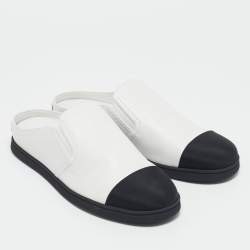 مملوكة مسبقًا Chanel White/Black Leather Cap Toe CC Mules Size 39.5