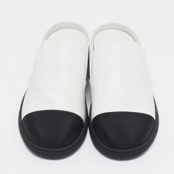 مملوكة مسبقًا Chanel White/Black Leather Cap Toe CC Mules Size 39.5