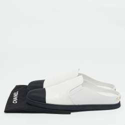 مملوكة مسبقًا Chanel White/Black Leather Cap Toe CC Mules Size 39.5