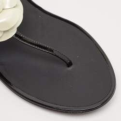 Pre Owned صندل أصبع شانيل كاميليا جلد أسود مقاس 39.5