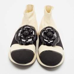 مملوكة مسبقًا Chanel Cream/Black Knit Fabric Camelia Sneakers Size 39.5 