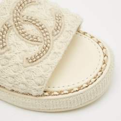 مملوكة مسبقًا Chanel White Tweed Chain Embellished Flat Sandals Size 38