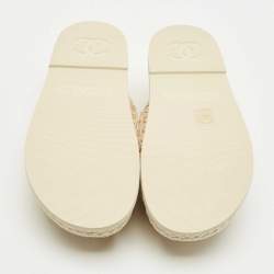 Pre Owned صندل شانيل جلد أبيض/أسود مسطح بحزام للكاحل مقاس 39