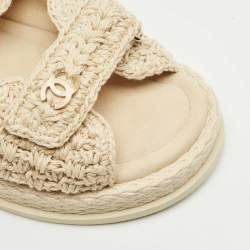 Pre Owned صندل شانيل جلد أبيض/أسود مسطح بحزام للكاحل مقاس 39