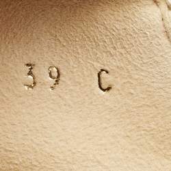 Pre Owned صندل شانيل جلد أبيض/أسود مسطح بحزام للكاحل مقاس 39