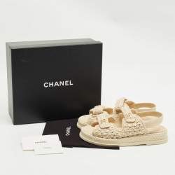 Pre Owned صندل شانيل جلد أبيض/أسود مسطح بحزام للكاحل مقاس 39