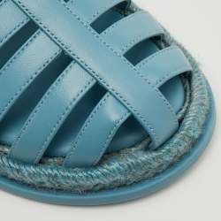 Pre Owned صندل فلات شانيل جلد أزرق فاتح بشعار CC متشابك مقاس 39