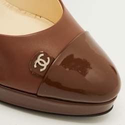 Pre Owned حذاء كعب عالي شانيل جلد بني ولامع برأس مغلف بنعل سميك مقاس 39.5