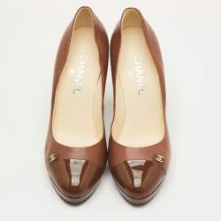 Pre Owned حذاء كعب عالي شانيل جلد بني ولامع برأس مغلف بنعل سميك مقاس 39.5