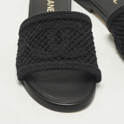 مملوكة مسبقًا Chanel CC Size 38 Black Crochet Flat Slides