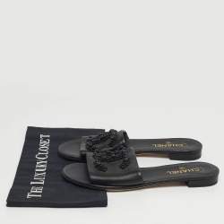 مملوكة مسبقًا حذاء سلايد فلات جلد أسود مزخرف CC شانيل مقاس 40