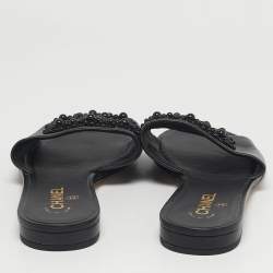 مملوكة مسبقًا حذاء سلايد فلات جلد أسود مزخرف CC شانيل مقاس 40