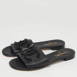 مملوكة مسبقًا حذاء سلايد فلات جلد أسود مزخرف CC شانيل مقاس 40