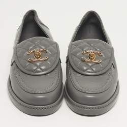 Pre Owned حذاء لوفرز شانيل سي سي جلد مبطن رمادي بقفل دوار مقاس 39.5