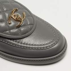 Pre Owned حذاء لوفرز شانيل سي سي جلد مبطن رمادي بقفل دوار مقاس 39.5