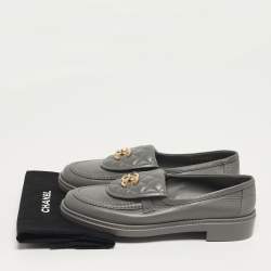 Pre Owned حذاء لوفرز شانيل سي سي جلد مبطن رمادي بقفل دوار مقاس 39.5