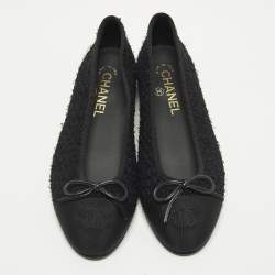 مملوكة مسبقًا حذاء فلات باليه شانيل غطاء مقدمة سى سى جلد وقماش تويد أبيض / أسود مقاس 38.5