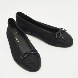 مملوكة مسبقًا حذاء فلات باليه شانيل غطاء مقدمة سى سى جلد وقماش تويد أبيض / أسود مقا س 38.5