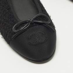 مملوكة مسبقًا حذاء فلات باليه شانيل غطاء مقدمة سى سى جلد وقماش تويد أبيض / أسود مقاس 38.5