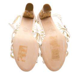 مملوكة مسبقًا صندل شنيل سيور كعب فيلين زخرفة سلسلة جلد أبيض مقاس 41.5