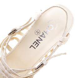 مملوكة مسبقًا صندل شنيل سيور كعب فيلين زخرفة سلسلة جلد أبيض مقاس 41.5