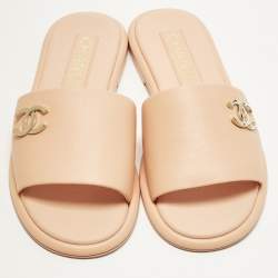 مملوكة مسبقًا شبشب شانيل سي سي جلدي زهري مسطح مقاس 38.5