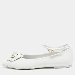 مملوكة مسبقًا Chanel CC Crystal Camellia Size 37.5 White Leather Ankle Strap Ballet Flats
