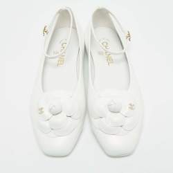 مملوكة مسبقًا حذاء فلات باليه شانيل سى سى حزام كاحل جلد أبيض كاميليا كريستال مقاس 37.5